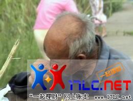 <font color=#006400>87岁的老人吃垃圾 是人的都进来 人肉搜索这些畜生</font>